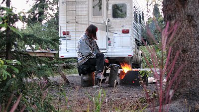 Lagerfeuer am Tombstone Mountain Campground